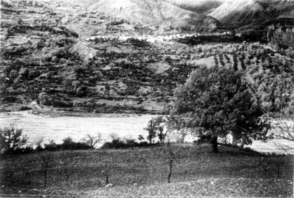The town of S. Costantino Albanese and the Sarmento River.
