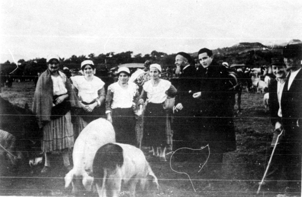 Italo-Albanian women from Casalnuovo Lucano attending a fair in Senise. They are wearing daily dress.